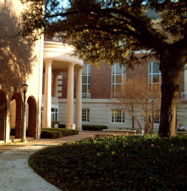 04715 Outside Fondren Library 